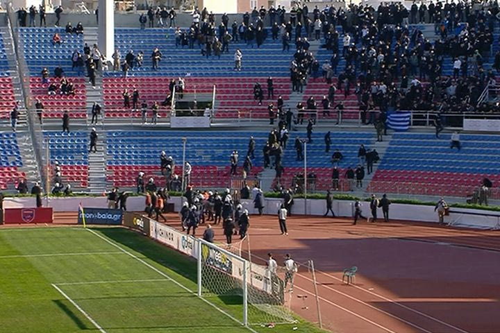 Επεισόδια στο μεγάλο ντέρμπι της Super League 2 Πανιώνιος – Καλαμάτα, τραυματίστηκε οπαδός