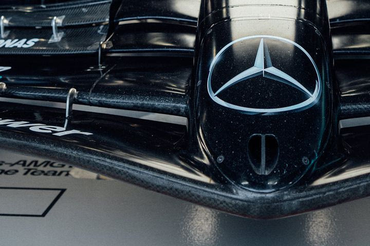 Οι Red Bull Racing και Mercedes F1 έδωσαν μια πρώτη ιδέα από τα χρώματα του 2025