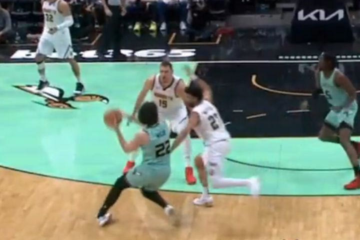 NBA: Ο Μίτσιτς γύρισε τον αστράγαλό του και αποχώρησε από τον αγώνα Χόρνετς – Νάγκετς