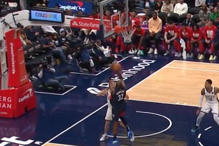 Ο Μίντλετον σκόραρε το πρώτο του καλάθι ως παίκτης των Γουίζαρντς κόντρα στους Μπακς