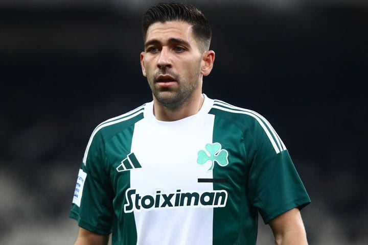 O Τάσος Μπακασέτας απέτινε φόρο τιμής στα θύματα των Τεμπών