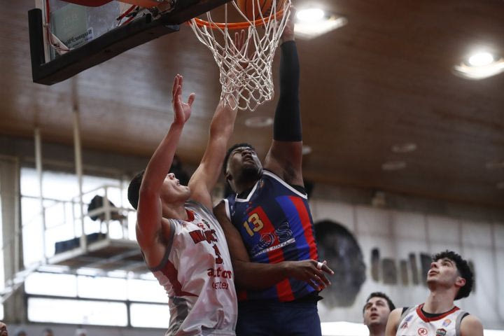 Elite League: Τα Τρίκαλα λύγισαν τη Νήαρ Ηστ με εκπληκτικό Οκεκουόγεν, τα ασταμάτητα Μέγαρα έφτασαν τις 16 σερί νίκες