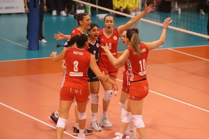 Οι παίκτριες του Ολυμπιακού πανηγυρίζουν κατά τη διάρκεια του ματς με τον Άρη