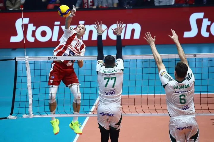 Στην 4η θέση των κορυφαίων ομάδων όλων των εποχών το τμήμα βόλεϊ ανδρών του Ολυμπιακού, στην 11η ο Παναθηναϊκός