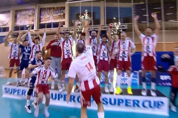 Οι ξέφρενοι πανηγυρισμοί και η απονομή του Super Cup στον Ολυμπιακό