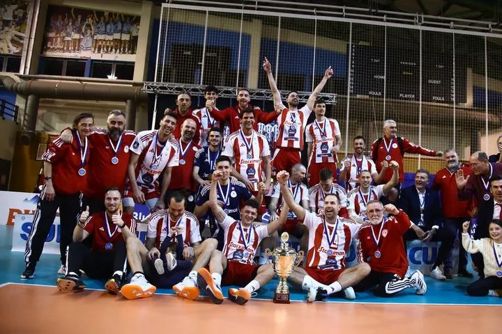 Ολυμπιακός: Οι ξέφρενοι πανηγυρισμοί και η απονομή του Super Cup στους ερυθρολεύκους