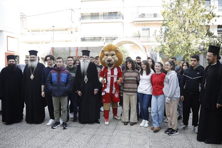 Ολυμπιακός: Η “ερυθρόλευκη” ΠΑΕ έκανε επίσκεψη στα εκπαιδευτήρια της Μητρόπολης Πειραιά προσφέροντας αγαθά για την Τσικνοπέμπτη