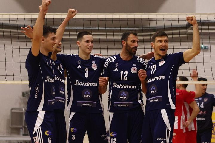 Οι παίκτες του Ολυμπιακού πανηγυρίζουν