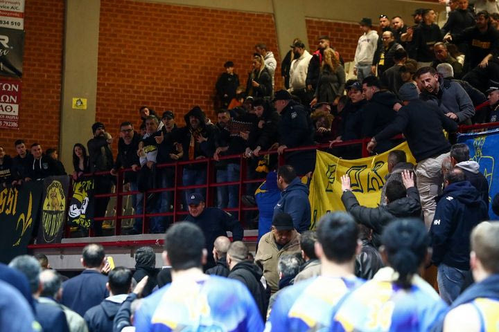 Μαρούσι για τα επεισόδια με Λαύριο: “Ίσως πρέπει κι εμείς να τοποθετούμε πίσω από τον αντίπαλο πάγκο μαυροφορεμένους με μεταλλικές κόρνες”