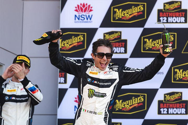 Ο Βαλεντίνο Ρόσι στο βάθρο του θρυλικού αγώνα των 12 Ωρών του αυστραλιανού Μπάθερστ