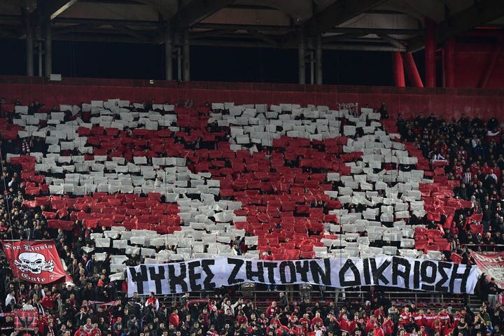 Ολυμπιακός – ΑΕΚ: 57 δευτερόλεπτα σιγής για τα θύματα στα Τέμπη, το κορεό των φίλων των Πειραιωτών
