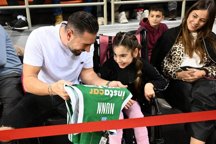 Παναθηναϊκός AKTOR – Ολυμπιακός: Οι πράσινοι έδωσαν υπογεγραμμένη φανέλα του Ναν σε μικρή φίλη της ομάδας με σοβαρό πρόβλημα υγείας