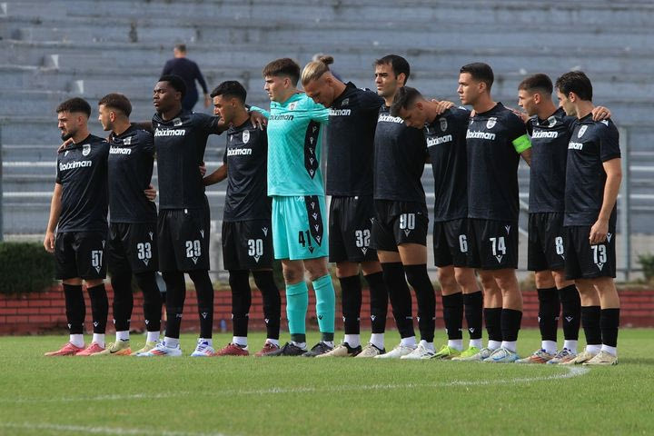 Οι παίκτες του ΠΑΟΚ Β' τηρούν ένα λεπτό σιγής στη μνήμη του Τζορτζ Μπάλντοκ