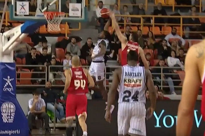 Το κόψιμο του Παπανικολάου στον Χέντερσον