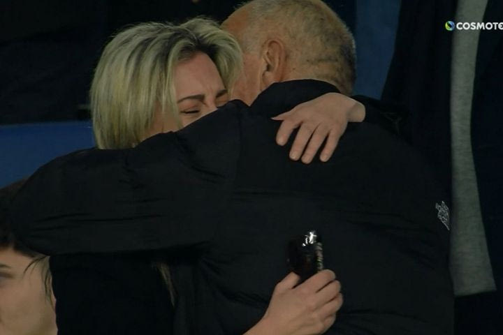 Μίμης Δομάζος: Λύγισε η κόρη του στην αγκαλιά του Βασίλη Κωνσταντίνου