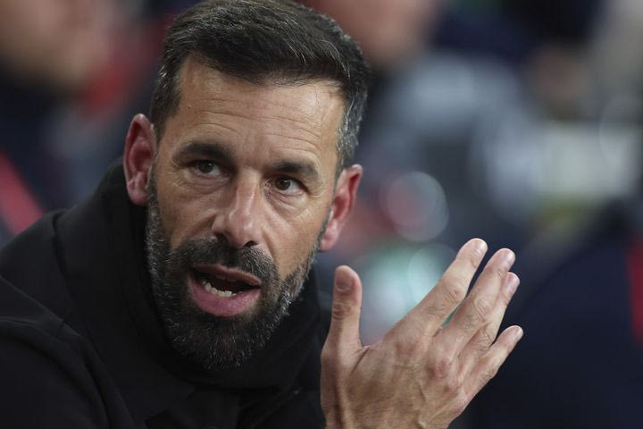 Έξαλλος ο Φαν Νίστελροϊ για το γκολ-οφσάιντ του Μαγκουάιρ: “Ανεπίτρεπτο και αδιανόητο σε τέτοιο επίπεδο”