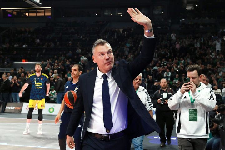 Οι φίλοι του Παναθηναϊκού αποθέωσαν τον Σαρούνας Γιασικεβίτσιους όταν πάτησε το glass floor του ΟΑΚΑ