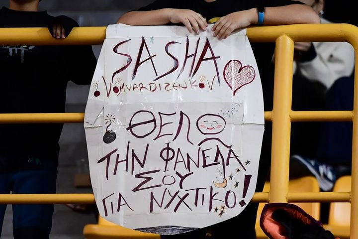 ΠΑΟΚ – Ολυμπιακός: Φίλαθλος ζήτησε τη φανέλα του Βεζένκοβ για νυχτικό
