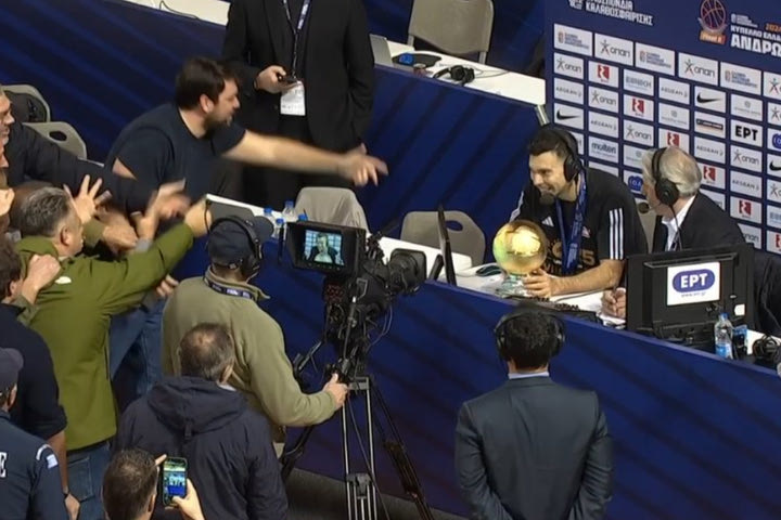 Παναθηναϊκός – Ολυμπιακός: Φίλαθλοι αποθέωσαν τον Σλούκα την ώρα που έκανε δηλώσεις