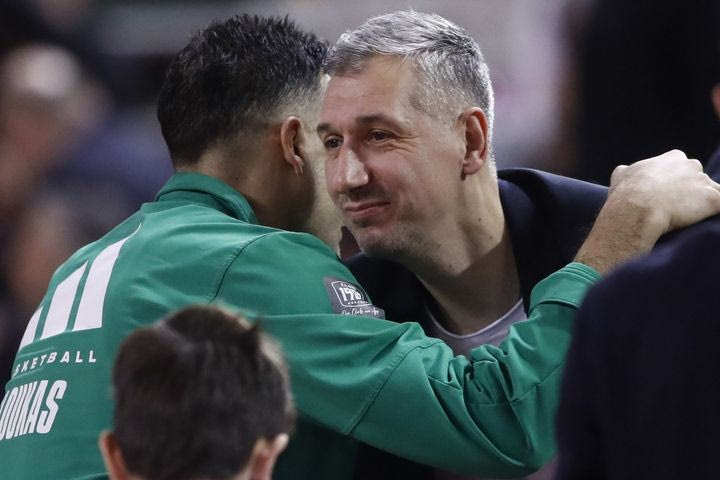 ΟΠΑΠ Final Eight: Η αγκαλιά του Διαμαντίδη με τον Σλούκα στη λήξη του Προμηθέας – Παναθηναϊκός AKTOR