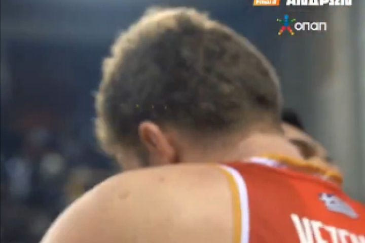 ΟΠΑΠ Final Eight: Η αγκαλιά Σλούκα – Βεζένκοβ μετά το φινάλε του τελικού