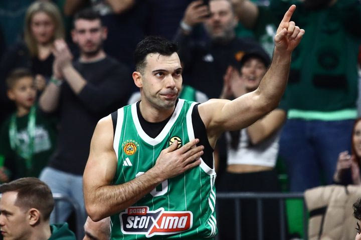 Παναθηναϊκός AKTOR – Εφές: Καθολική αποθέωση για Σλούκα που ευχαρίστησε τον κόσμο με το χέρι στην καρδιά