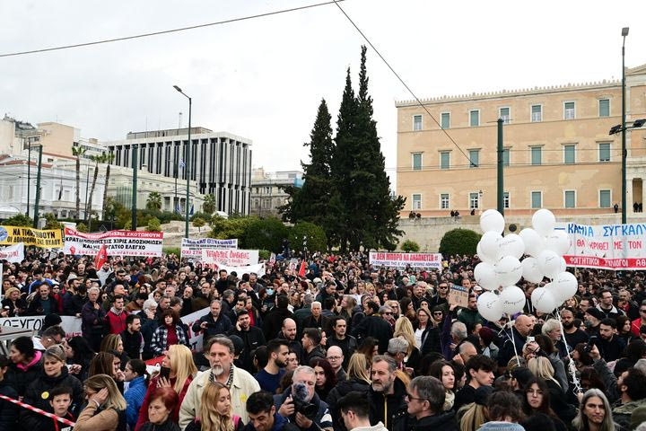 Συγκέντρωση στο Σύνταγμα στη μνήμη των θυμάτων για τα 2 χρόνια από την τραγωδία στα Τέμπη