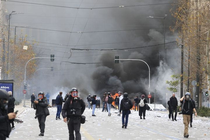 Επεισόδια στο Σύνταγμα στο πλαίσιο της συγκέντρωσης για τα 2 χρόνια από την τραγωδία των Τεμπών