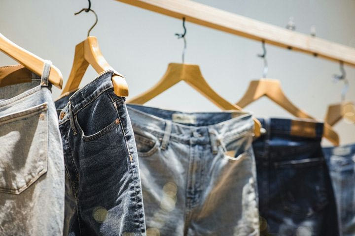Τα πιο στιλάτα παντελόνια σε έκπτωση έως 50% για τη βόλτα και την έξοδό σου