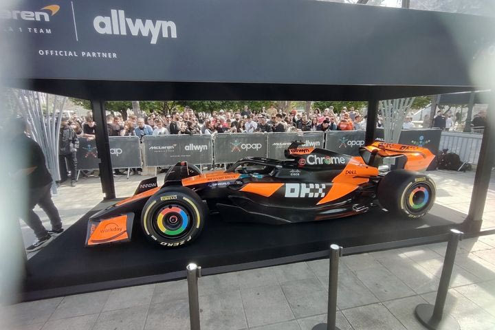 Από την F1 στην πλατεία Συντάγματος: Ένα μονοθέσιο της McLaren ήταν πόλος έλξης για χιλιάδες κόσμου