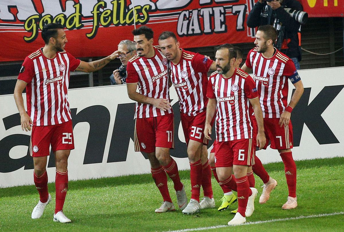 Οι παίκτες του Ολυμπιακού πανηγυρίζουν