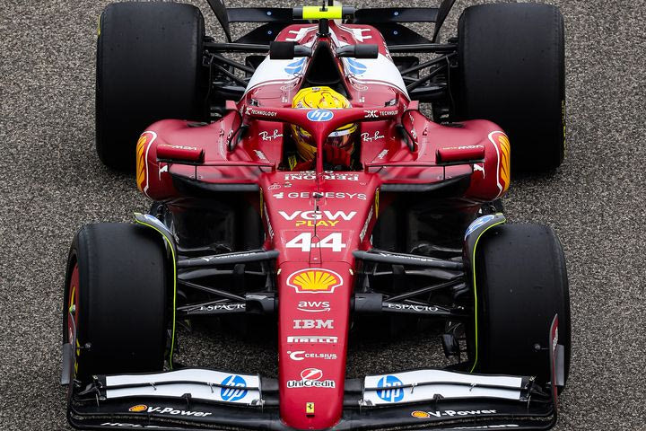 Πώς ο Χάμιλτον διώχνει με τη Ferrari τα οδηγικά “φαντάσματα” των τριών τελευταίων ετών