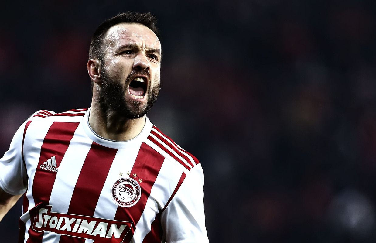 Ο Ματιέ Βαλμπουενά με τη φανέλα του Ολυμπιακού