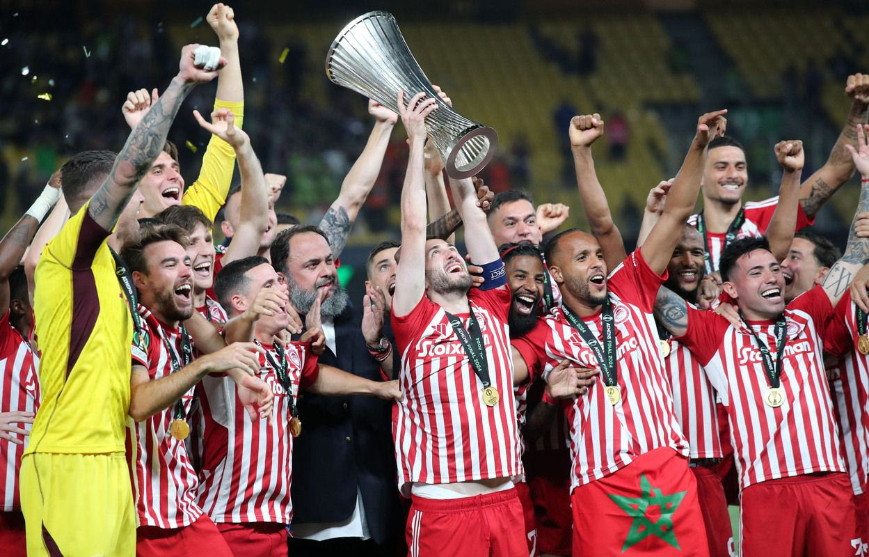 Οι παίκτες του Ολυμπιακού πανηγυρίζουν την κατάκτηση του Conference