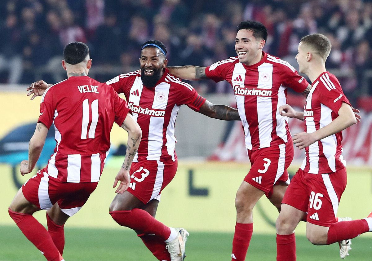 Οι ποδοσφαιριστές του Ολυμπιακού πανηγυρίζουν