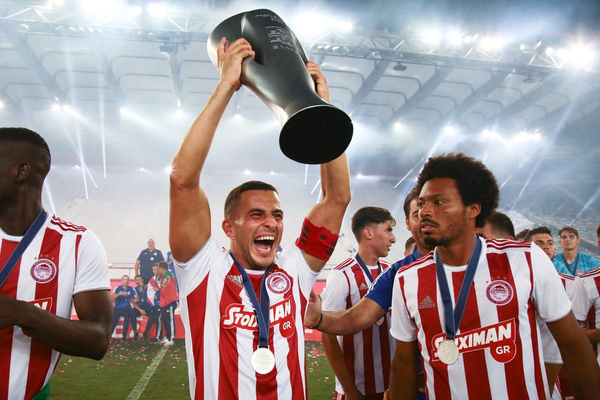 O Ομάρ Ελαμπντελαουί με την κούπα του πρωταθλήματος