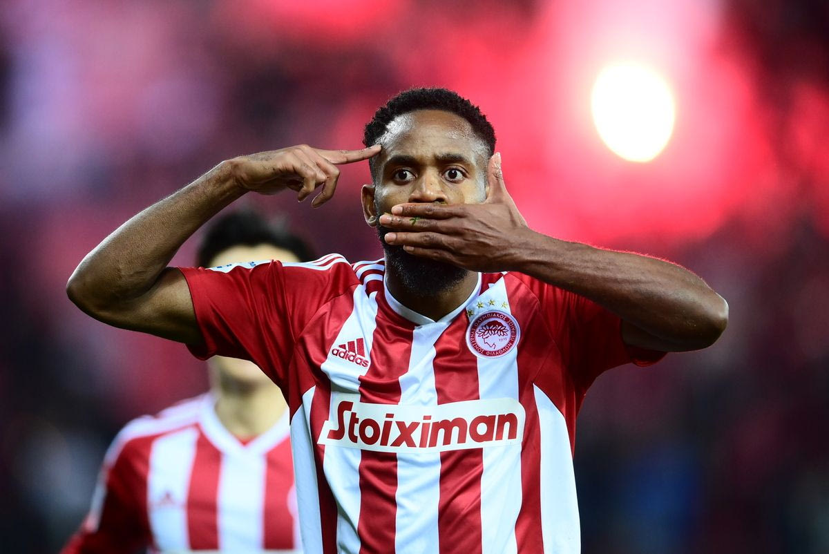 Ο Σεντρίκ Μπακαμπού με τη φανέλα του Ολυμπιακού