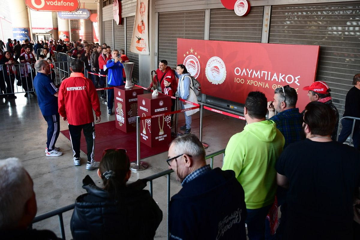 Ο κόσμος του Ολυμπιακού στο "Γ. Καραϊσκάκης"