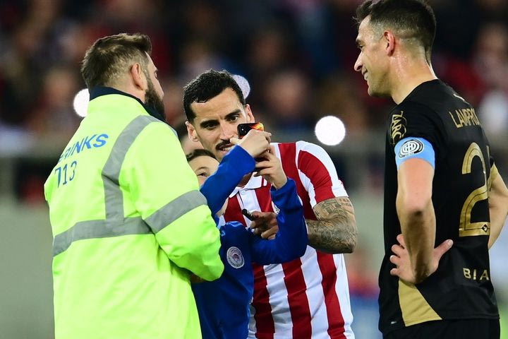 100 χρόνια Ολυμπιακός: Παιδάκι μπήκε στο γήπεδο, πήρε αυτόγραφο από τον Τσικίνιο και έβγαλε και selfie μαζί του