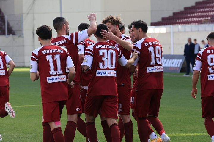 Οι παίκτες της ΑΕΛ πανηγυρίζουν