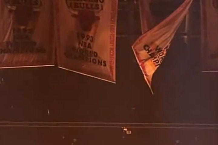 Συγκρότημα heavy metal “έψησε” τα banners των πρωταθλημάτων των Σικάγο Μπουλς στο United Center