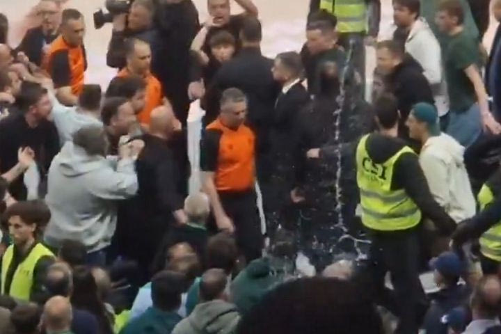 Ένταση στο ΟΑΚΑ στο φινάλε του Παναθηναϊκός – Παρί, νερά και φραστική επίθεση προς τους διαιτητές