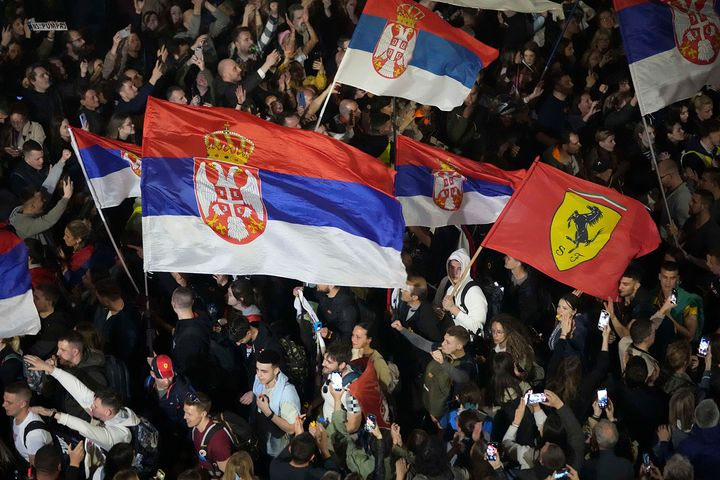 Πώς βρέθηκε η σημαία της Ferrari στις διαδηλώσεις των Σέρβων για το Νόβι Σαντ