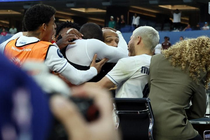 Παναμέζος φορ ξέρανε τις ΗΠΑ με buzzer beater και σκαρφάλωσε πάνω στο τηλεοπτικό σετ για να πανηγυρίσει με τον Τιερί Ανρί