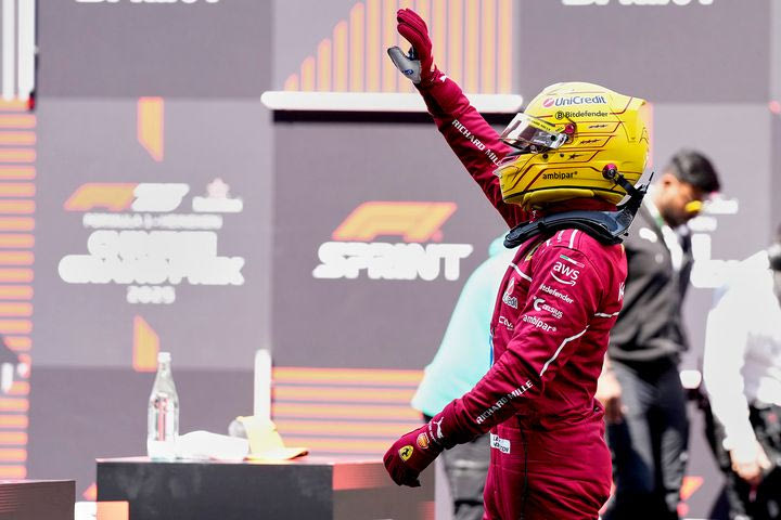 Έγραψε ιστορία ο Χάμιλτον -Πρώτη νίκη του Βρετανού με τη Ferrari στο Sprint της Κίνας