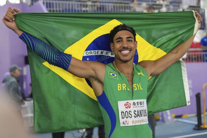 O Αλμίρ Ντος Σάντος με τη σημαία της Βραζιλίας