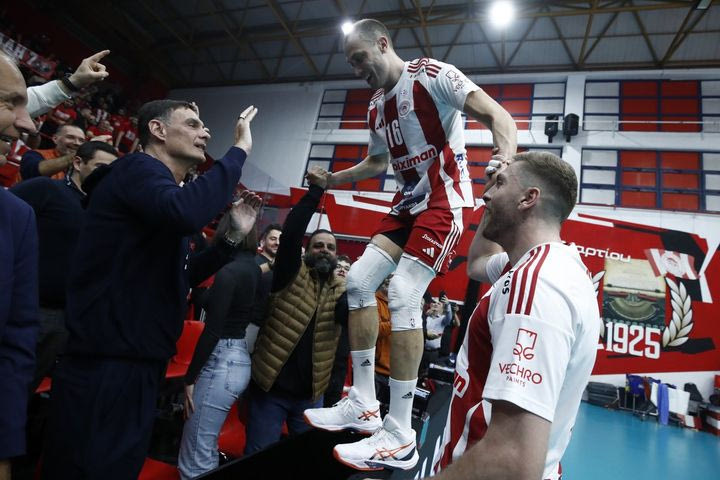 Οι έξαλλοι πανηγυρισμοί του Ατανασίεβιτς μπροστά στον Μπαρτζώκα και τους φίλους του Ολυμπιακού