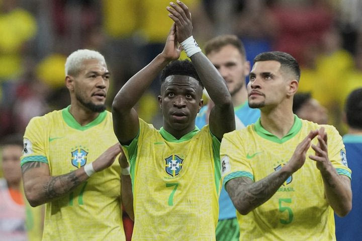 Ο Βινίσιους πανηγυρίζει με τους συμπαίκτες του τη νίκη της Βραζιλίας επί της Κολομβίας