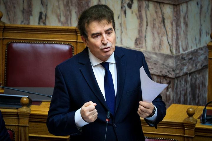 Χρυσοχοΐδης για τα επεισόδια στο Σύνταγμα: “Μέλη εγκληματικών ομάδων άρχισαν επιθέσεις εναντίον των αστυνομικών δυνάμεων και της Βουλής”