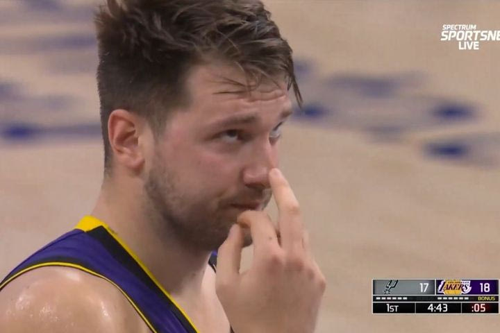 NBA, Ντόντσιτς: Ο Σλοβένος ύψωσε το μεσαίο δάκτυλο στη στεφάνη έπειτα από άστοχο σουτ